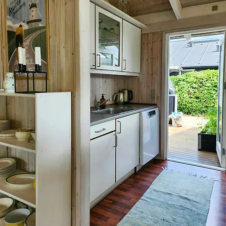 Family On Als With Sauna And Shelter