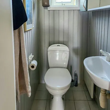 Family On Als With Sauna And Shelter